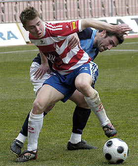 Vicente en una acción ante la UD Melilla (P. AYALA)