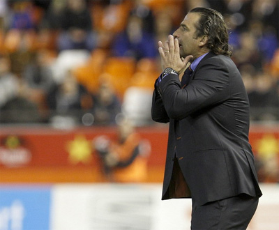 Pizzi dando instrucciones durante el encuentro (VALENCIACF.COM)