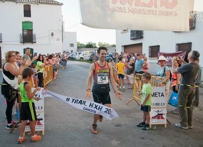 Francisco Martínez entrando a meta en primer lugar 
