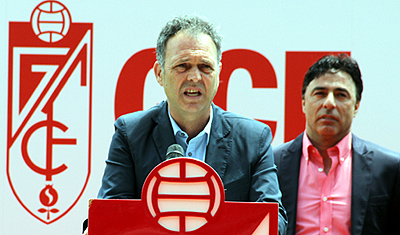 Caparros respaldado por Pina durante su presentación (GRJ)