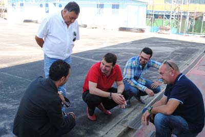 Visita a las obras del nuevo campo de césped artificial 
