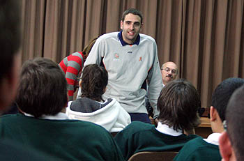 Juampi Gutiérrez en un momento de la charla con los escolares