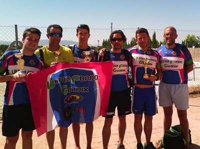 José Manuel celebra junto a su equipo la victoria 
