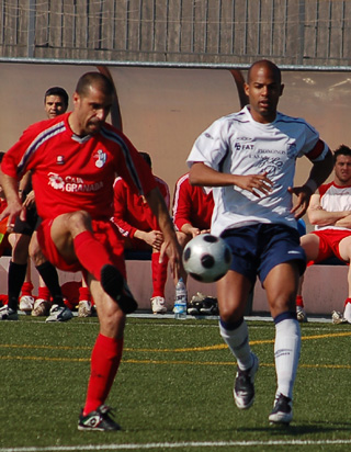 Jesús León despeja el balón ante Thompson (BALDOMERO) Jesús León despeja el balón ante Thompson (BALDOMERO)