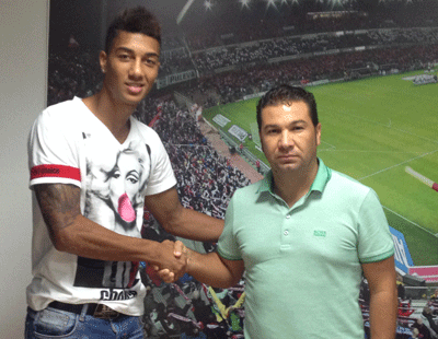 Eddy Silvestre y Cordero tras firmar el contrato de cesión (GRANADA CF)