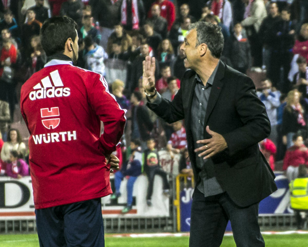 Caparrós da instrucciones durante el encuentro (RAMÓN MARTÍN)