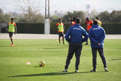 Caparrós y Llopis observan a los jugadores rojiblancos 