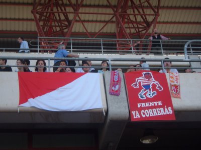 Frente Ya Correrás en la tribuna de Los Cármenes