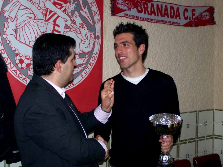 Manolo Lucena recoge el trofeo al `Granadinista del año`