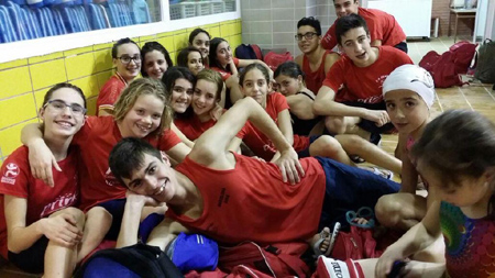 Rubé Márquez rodeado de sus compañeros del Club Natación Granada-Ogíjares