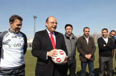 Sebastián Pérez ha visita a la plantilla rojiblanca 