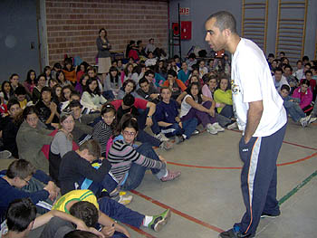 El jugador Carlso Cherry con los alumnos del IES de Otura 