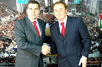 Carlos Díaz con Cesar Blanca en el palco del Palacio de Deportes