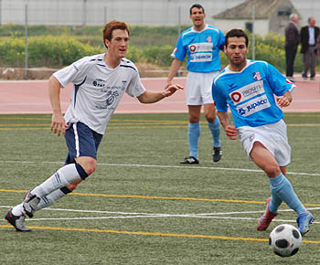 Félix presiona al jugador bastetano Vilaseca (BALDOMERO) Félix presiona al jugador bastetano Vilaseca (BALDOMERO)