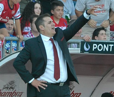 Sandoval da instrucciones durante el encuentro contra el Córdoba 