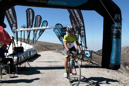 Daniel de la Fuente a su entrada en línea de meta (CETURSA)