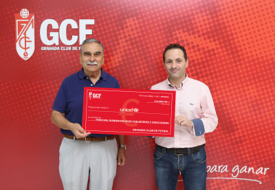 Navarro entrega lo recaudado a UNICEF (GRANADA CF)