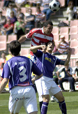 Jesús Sierra cabecea un balón (PACO AYALA)