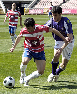 Javi García protege el cuero (PACO AYALA)