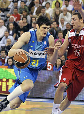 Pablo Aguilar defiende a Ilyasova (ACBMEDIA)