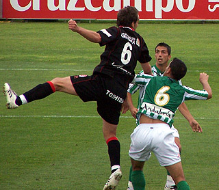 Carlos Ruiz en una acción del encuentro ante el Betis B (GRJ)
