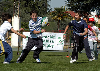 Los escolares de Lachar practicaron rugby, entre otros deportes Los escolares de Lachar practicaron rugby, entre otros deportes