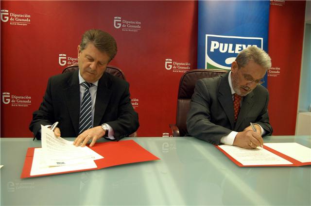 Un momento de la firma entre Puleva y Diputación Un momento de la firma entre Puleva y Diputación