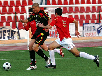 Dos jugadores locales pugnan con Rafita (JESÚS HURTADO) Dos jugadores locales pugnan con Rafita (JESÚS HURTADO)