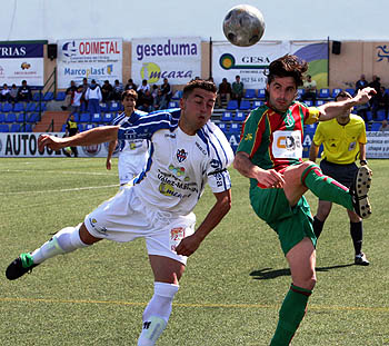 Rafita intenta llevarse el balón ante Gordillo (JESÚS HURTADO) Rafita intenta llevarse el balón ante Gordillo (JESÚS HURTADO)