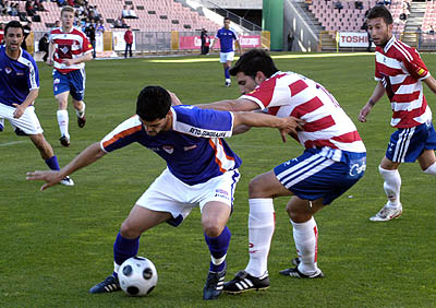 Manolo Lucena en una acción defensiva ante el CD Guadalajara (PACO AYALA)