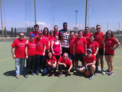 Participantes del evento junto a Jame. jugador del CB Granada 