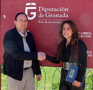 Pedro Jiménez junto a Paloma Gómez sellando el acuerdo Pedro Jiménez junto a Paloma Gómez sellando el acuerdo