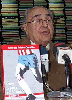 Antonio Prieto en la presentación del libro