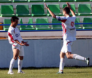 Toni celebra uno de sus goles (EDUARDO SALMERÓN)