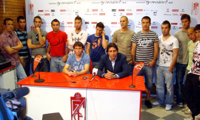 Ignacio Cuerva y Javi García junto a la plantilla tras la firma del acuerdo
