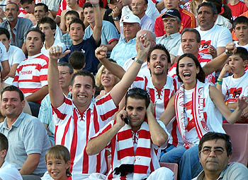 Los peñistas rojiblancos quieren soluciones para el Granada CF