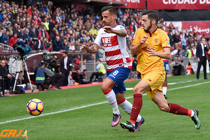 Javi Márquez en una acción del encuentro ante el Sevilla FC (J. M. BALDOMERO)