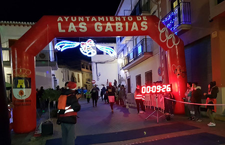 Participantes entrando en la línea de meta en Las Gabias (GRJ)
