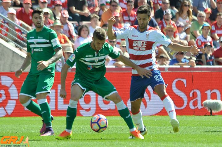 Rubén Pérez y Bueno pugnan por el esférico en el partido de ida (J.M. BALDOMERO)