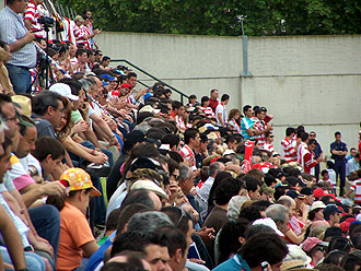 Aficionados rojiblancos en la Ciudad Deportiva del Betis (GRJ)