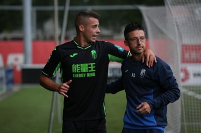 Rubén retirándose tras el choque 