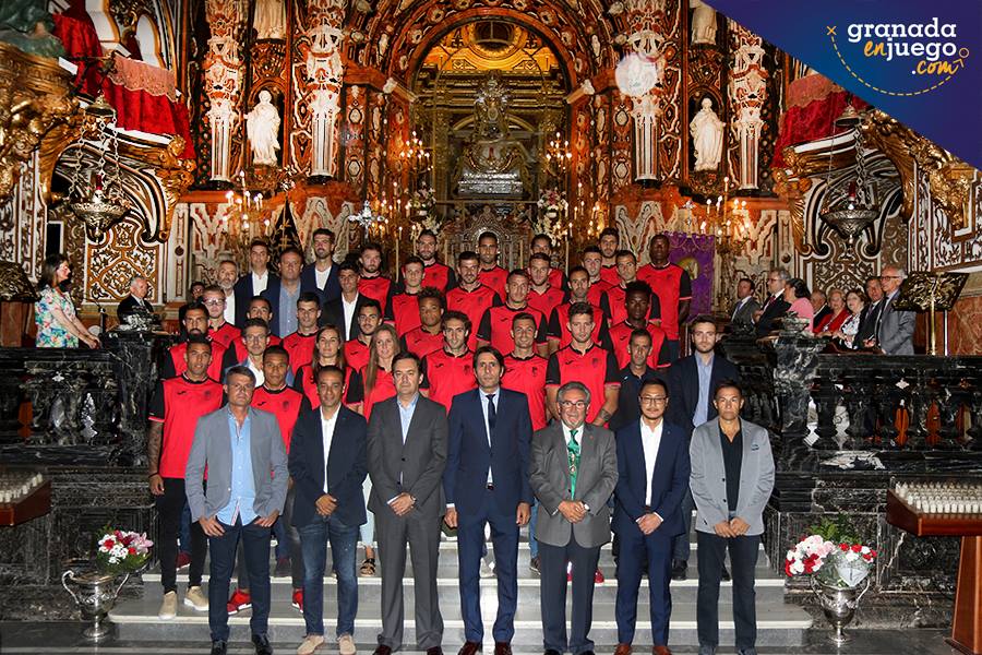 El Granada realizó la ofrenda floral (JOSÉ VELASCO)