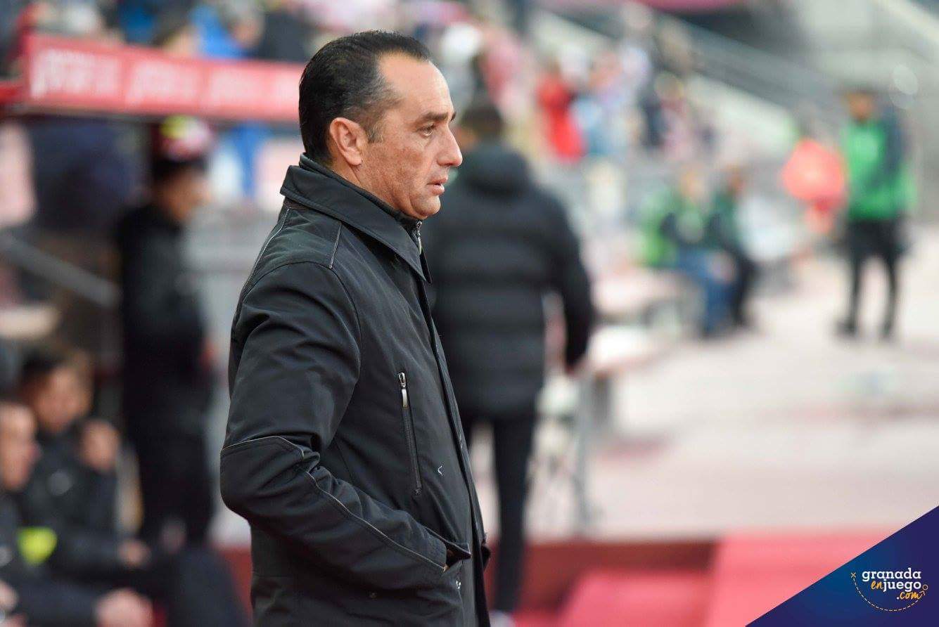 Oltra dirige a los suyos desde la banda. (J.M. BALDOMERO)