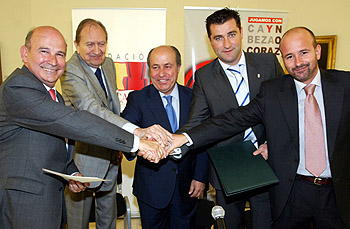 Imagen de familia tras la firma del acuerdo (GRANADACF.ES)