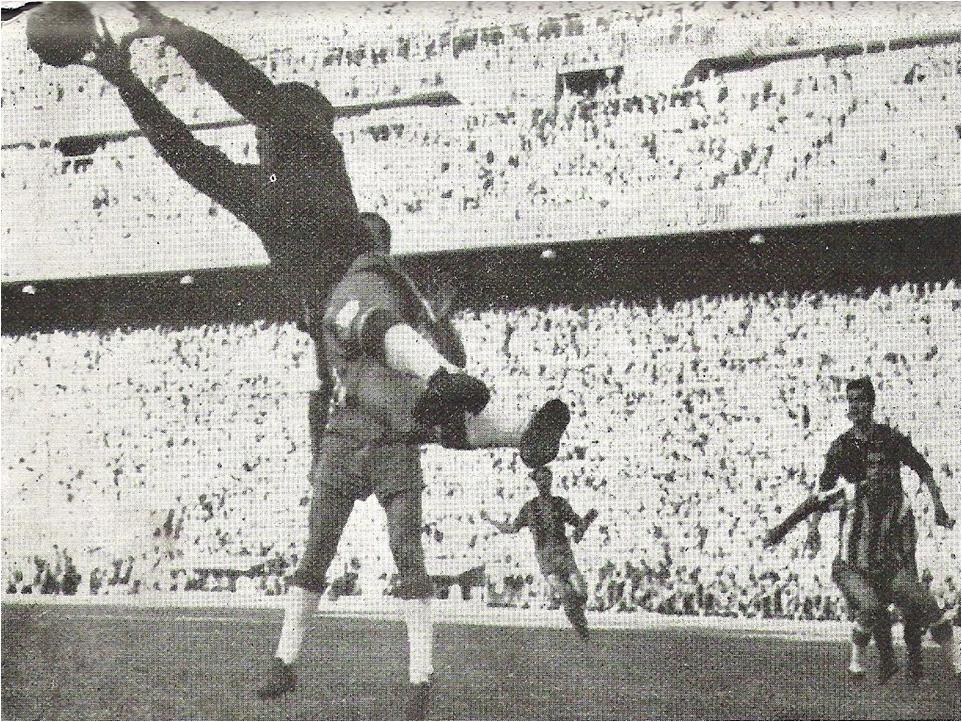 Una de las jugadas de aquella histórica final de la Copa del Generalísimo Una de las jugadas de aquella histórica final de la Copa del Generalísimo