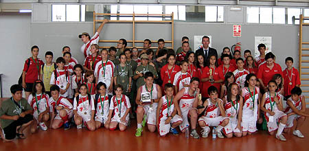 El Director General de Deportes de la Junta posa con la expedición granadina (GRJ) El Director General de Deportes de la Junta posa con la expedición granadina (GRJ)
