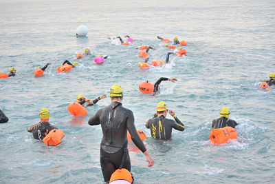 Los triatletas inician la prueba de natación