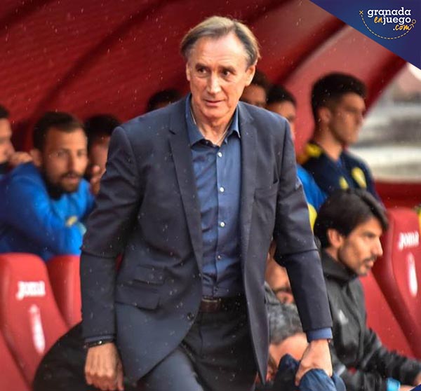 Miguel Ángel Portugal en un momento del encuentro ante el Cádiz CF (J. M. BALDOMERO)