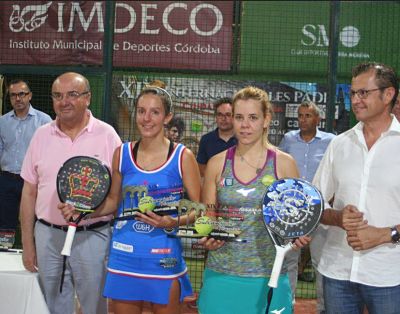 Lucía Martínez y Carla Mesa con el trofeo que la acreditan como subcampeonas
