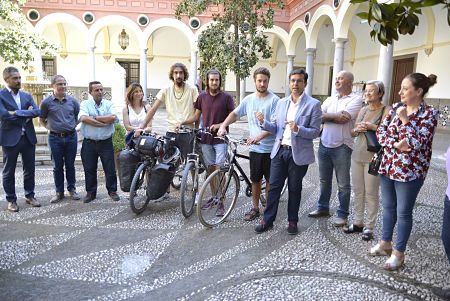 Francisco Cuenca ha recibido a los cicloembajadores de `Pedaladas por la Vega` (JAVIER ALGARRA) 